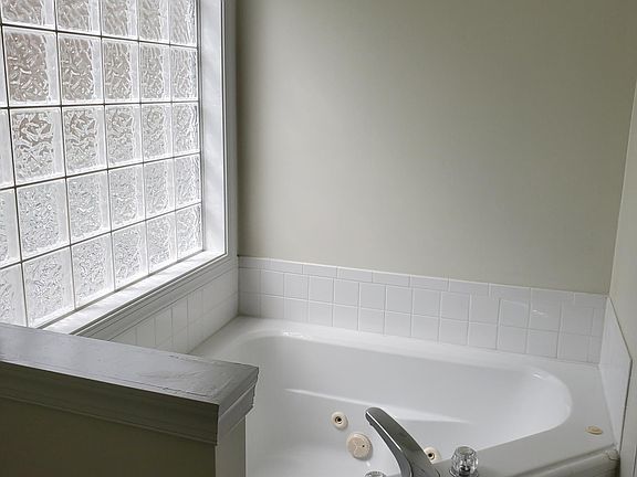 Bathroom 2 (jetted tub)