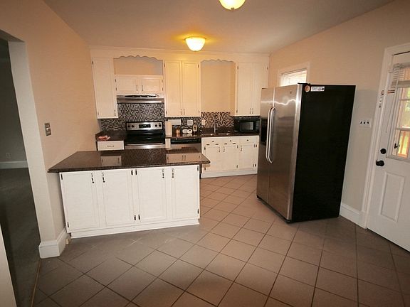 3rd image of 1401 Longwood Dr
