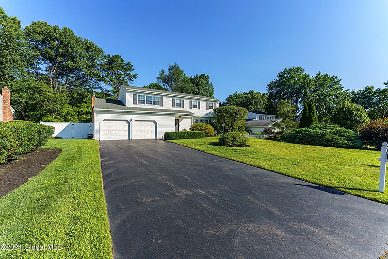 3rd image of 11 Bethwood Drive