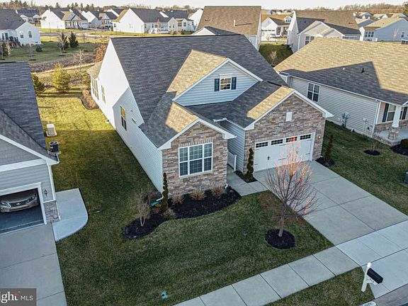 3rd image of 414 Winterberry Dr