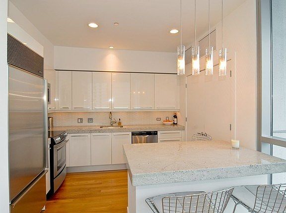 4th image of 110 W Superior St Unit 1404