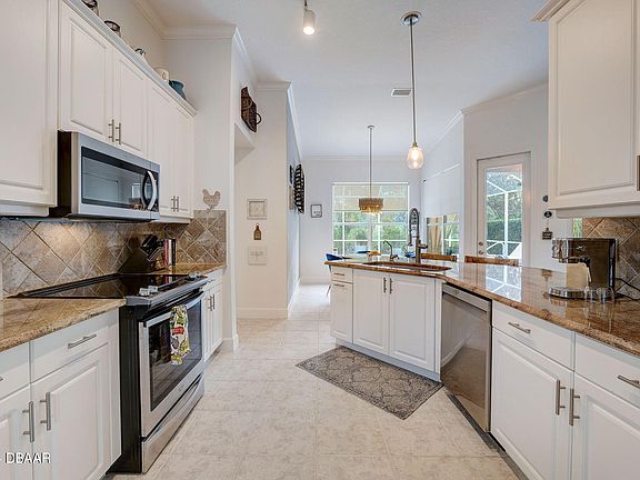 3rd image of 561 Aldenham Ln