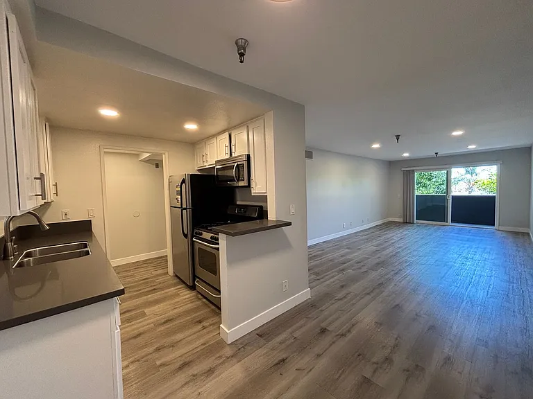 110 S Sweetzer Ave — Photo 13