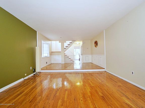 4th image of 33 Strawberry Ln