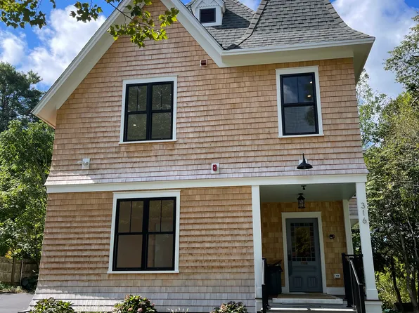 316 Kenyon Ave APT 5, Wakefield, RI 02879
