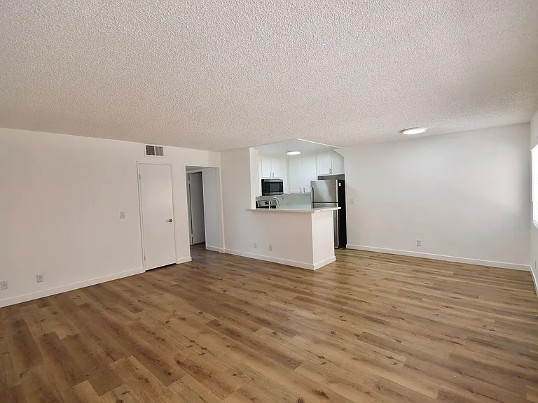 21350 — Photo 3