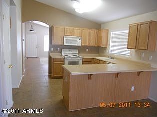 4th image of 1090 E Vernoa St