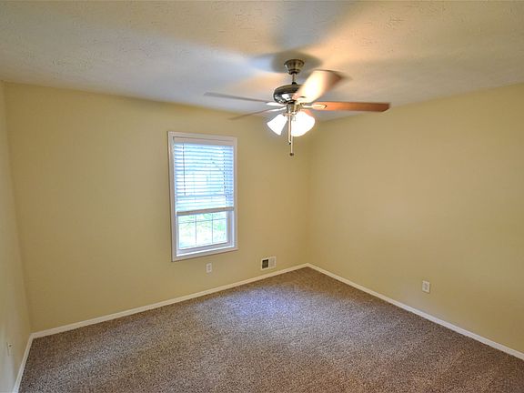 5th image of 902 Highland Ter NE