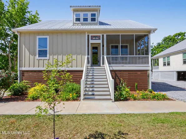 105 Adrienne Ct, Waveland, MS 39576