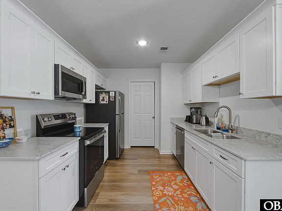 3rd image of 816 Caroline Ct #D