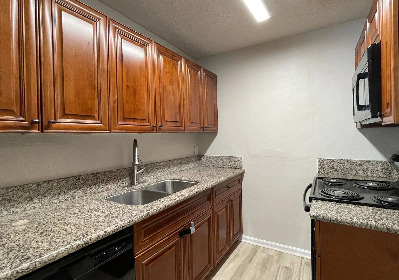 Charming 3-Bedroom with Spacious Living in Lantana! — Photo 4