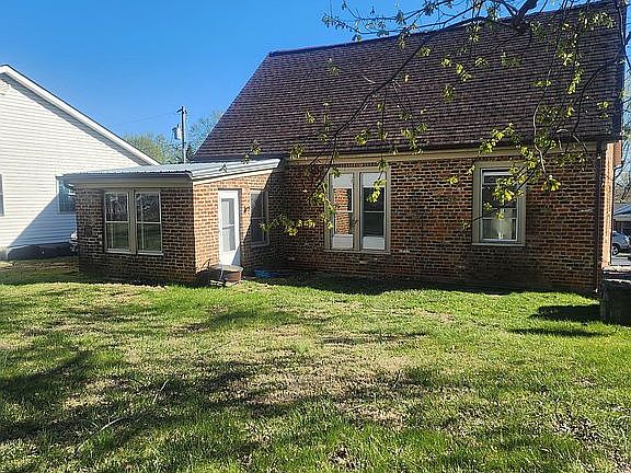 5th image of 424 Peach St