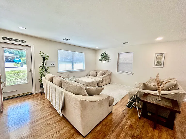 756 Boxwood Dr — Photo 3