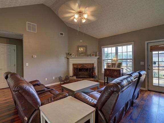 3rd image of 113 River Park Cir