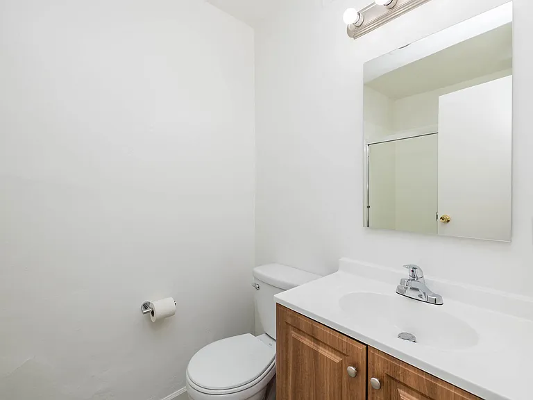 276 Adams — Photo 18