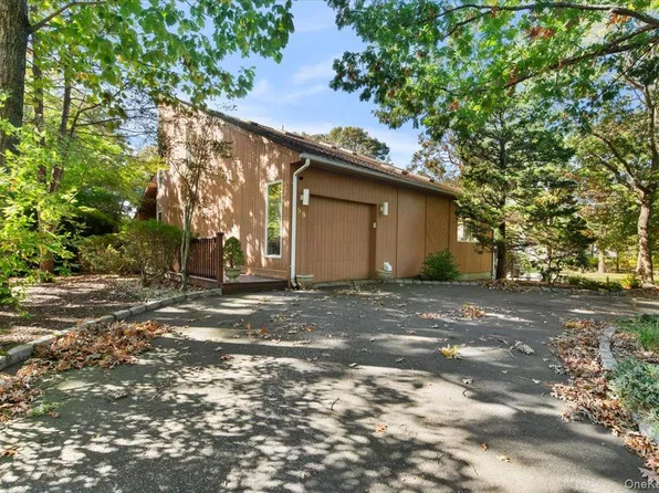 59 Washington Heights Avenue, Hampton Bays, NY 11946