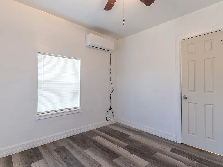 918 NE 6th St — Photo 15