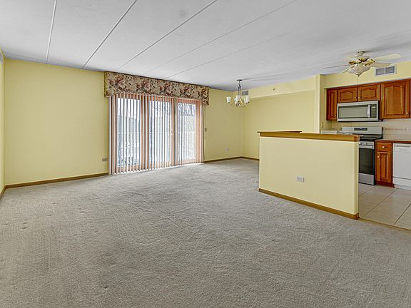 5th image of 810 Swan Dr Unit 2A