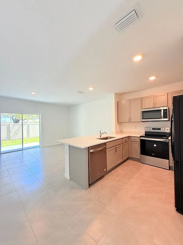 3 bed, 2.5 bath, 1464 sqft, $2,350 — Photo 4
