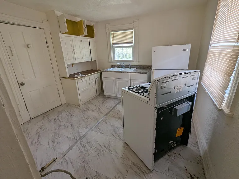 1048 Norwood Ave — Photo 4