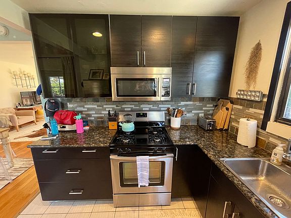 5th image of 1920 Carmelina Dr