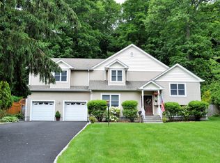 28 Clovebrook Rd, Valhalla, NY 10595