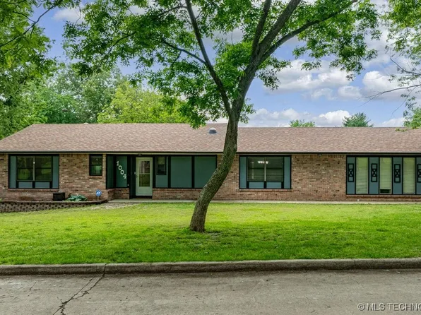1004 N Sycamore Dr, Grove, OK 74344