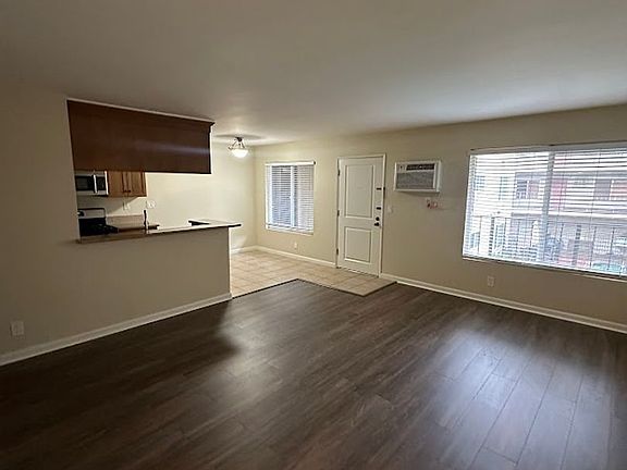 4th image of 20327 Saticoy St Unit 216