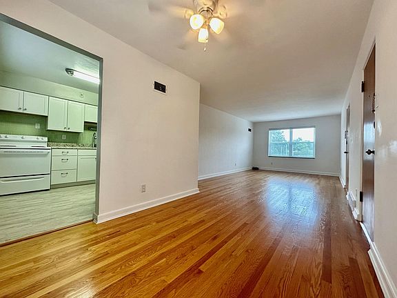 4th image of 7004 Jamieson Ave #2S