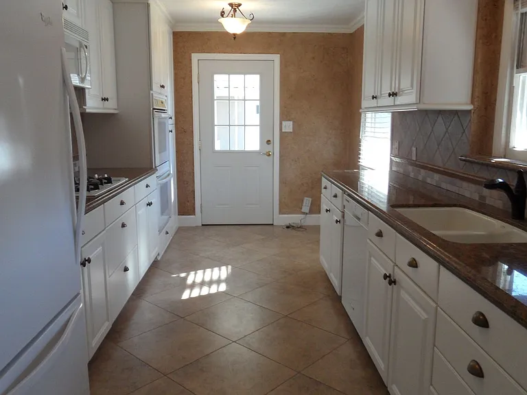 445 N Pine St — Photo 9
