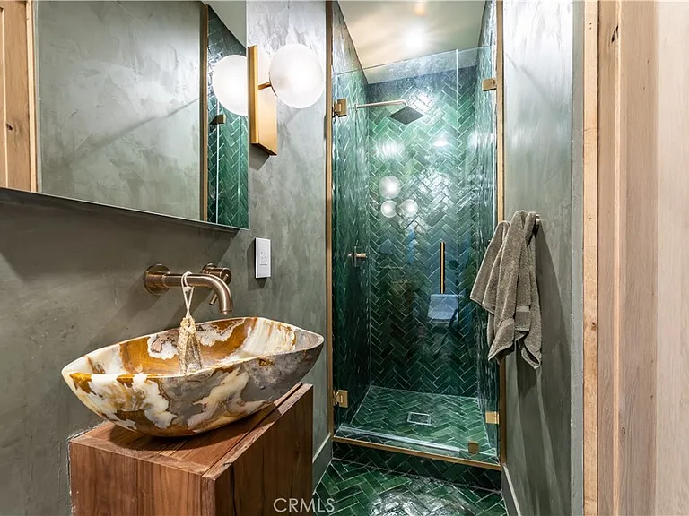 1821 Edgecliffe Dr — Photo 22