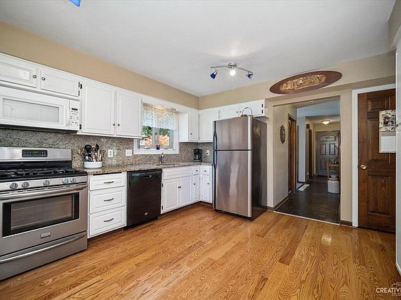 5th image of 251 Carriage Hill Dr
