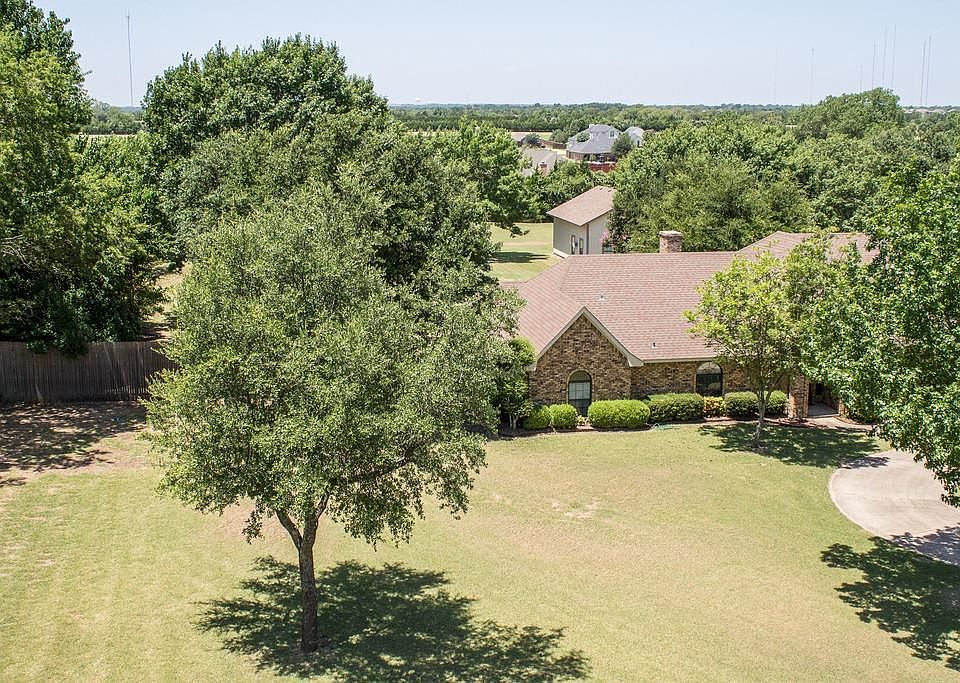 2nd image of 815 Cockrell Hill Rd