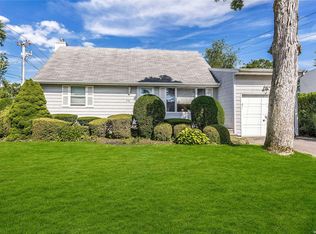 73 2nd Ave, Massapequa Park, NY 11762