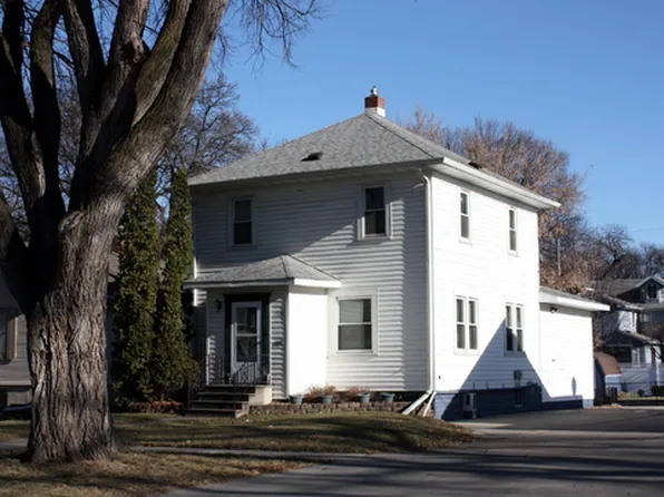1322 10th St S, Fargo, ND 58103