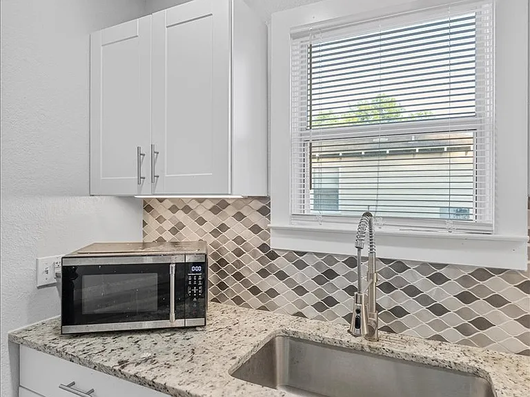 1119 Clinton St — Photo 13