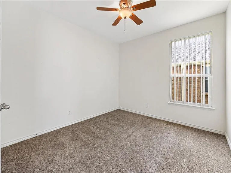 7704 Labrador Dr — Photo 24