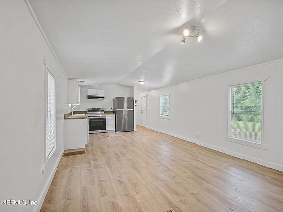3rd image of 1008 W 4TH Street