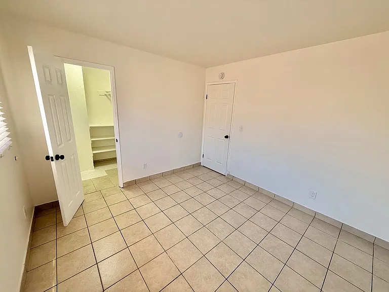 4037 Winona Ave — Photo 11
