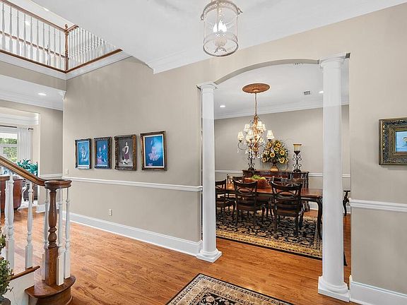 3rd image of 19 Harrington Ln