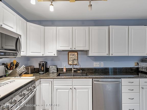 5th image of 300 Winding River Dr