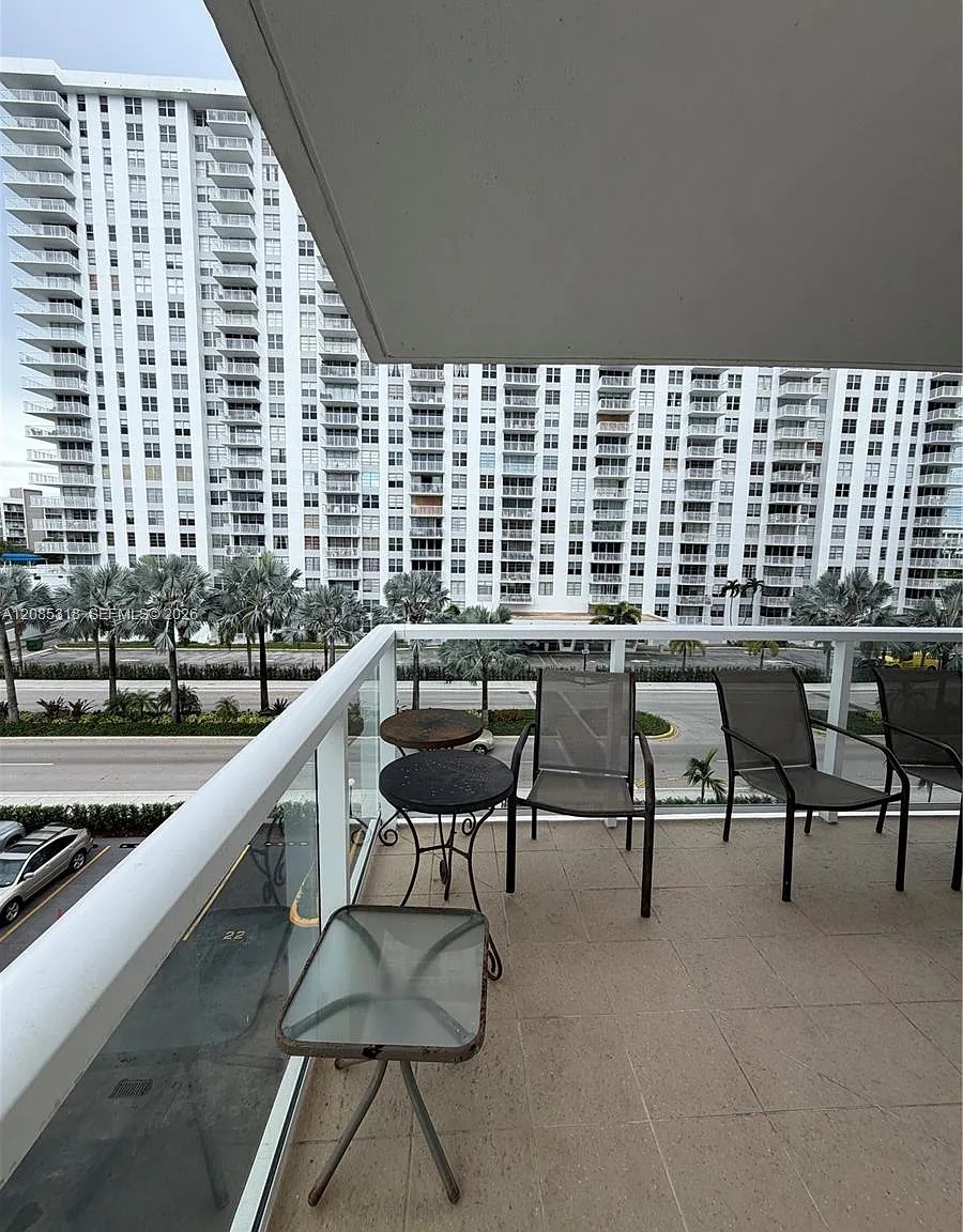 Winston Tower 300 Condo — Photo 4