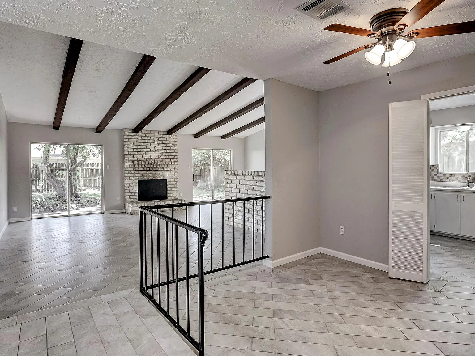 3 bed, 2.0 bath, 1600 sqft, $2,000 — Photo 3