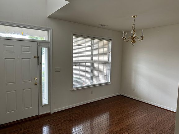 3rd image of 837 Parkland Pl