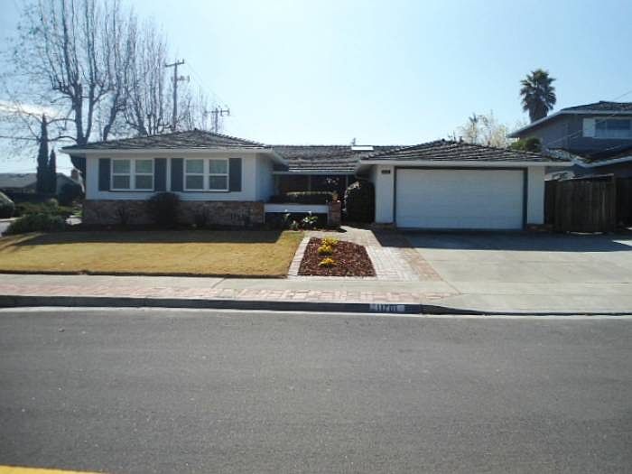 Great Curb Appeal!