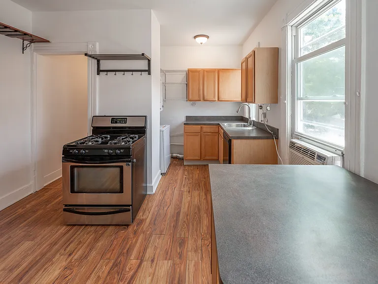 92 Pearl St #2 — Photo 3