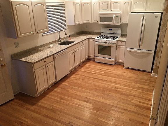 4th image of 52 Meadow Ln