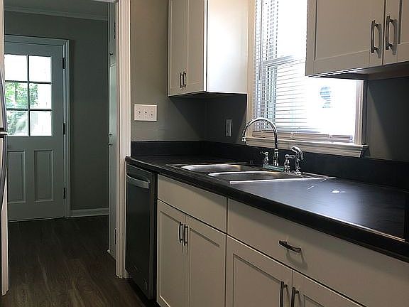 4th image of 818 Barton Dr