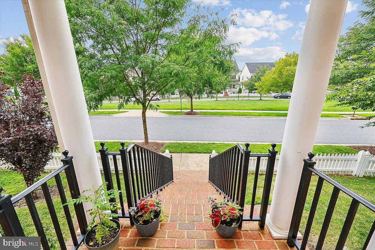 4 bed, 3.5 bath, 3708 sqft, $4,300 — Photo 4