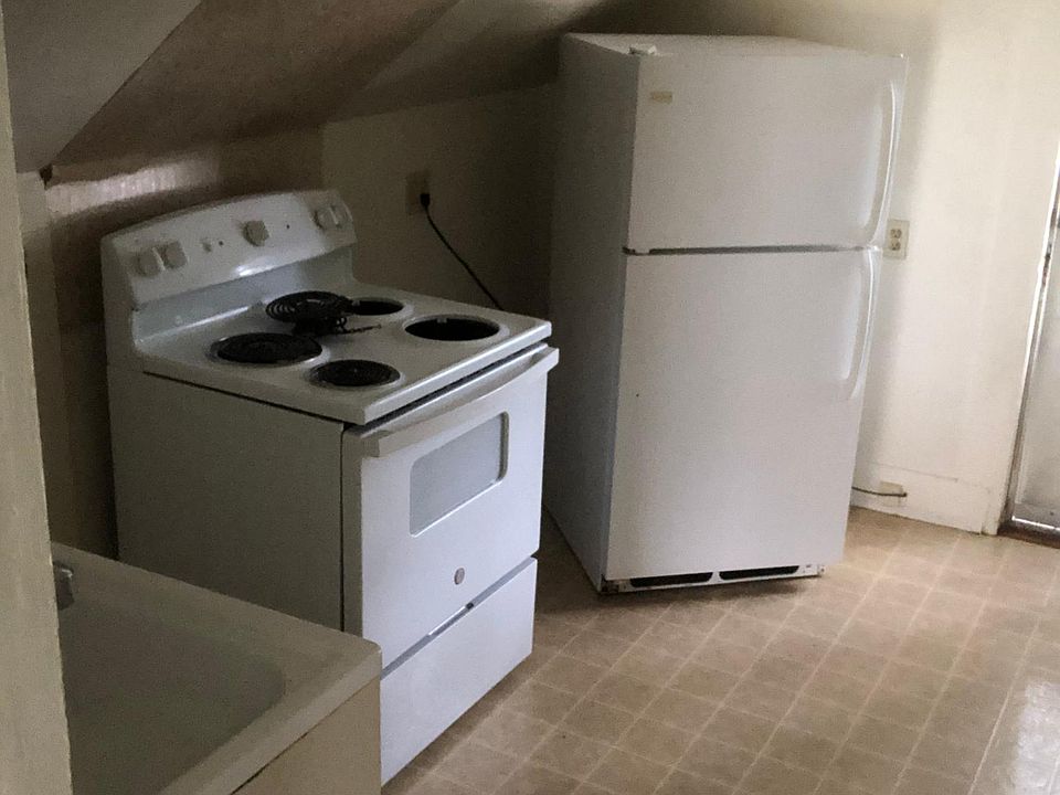 2nd image of 625 E 4th St #2